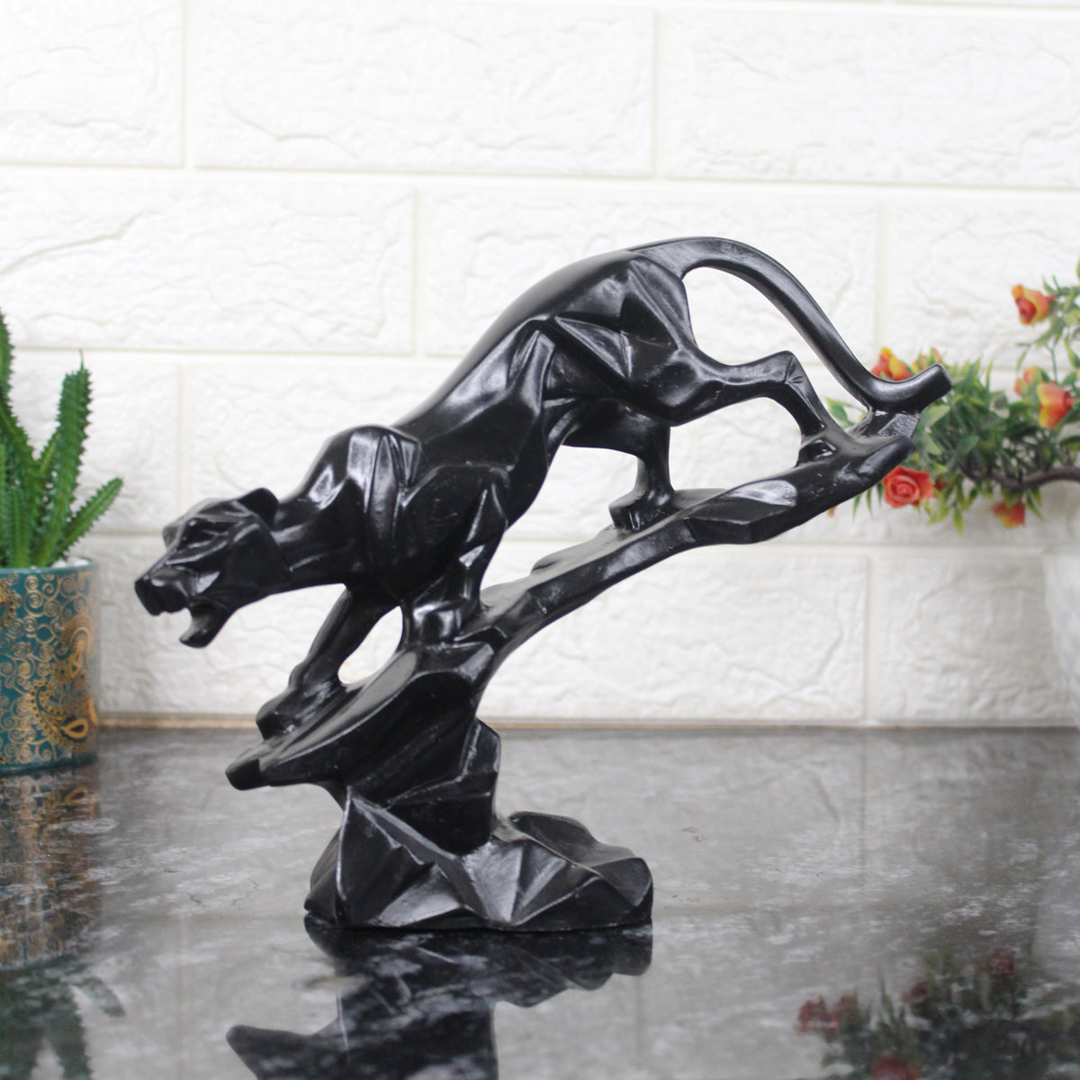 Wonderland Black Panther Jaguar Statue Showpiece Modern Geometrical Abstract Leopard Resin Animal Sculptures for Home Décor Living Room Gift Item