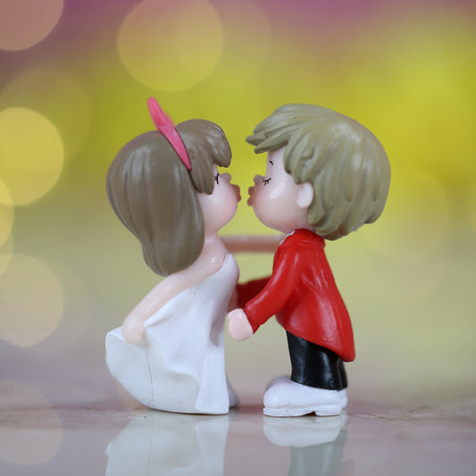 Wonderland Miniature toys ( set of 2)  New Kissing Couple