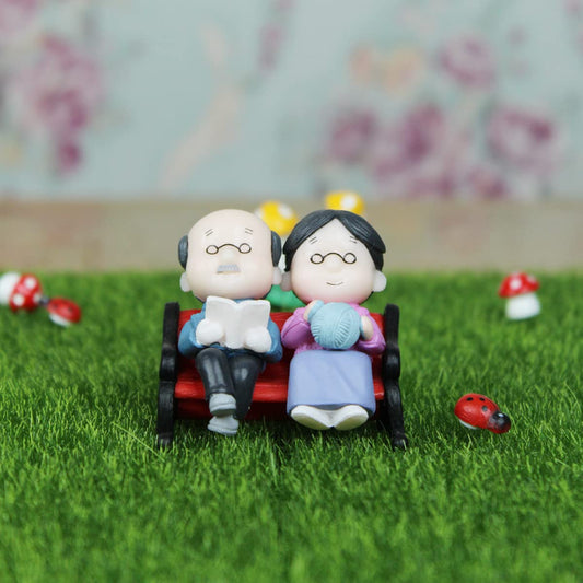 Miniature Toys : Old Couple on Bench