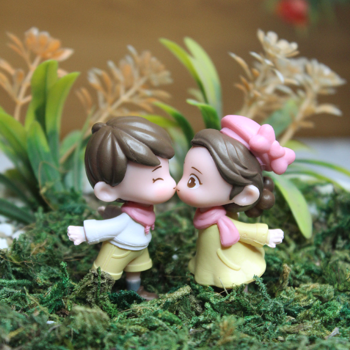 Wonderland imported miniatures ( pack of 4 ) romantic couple