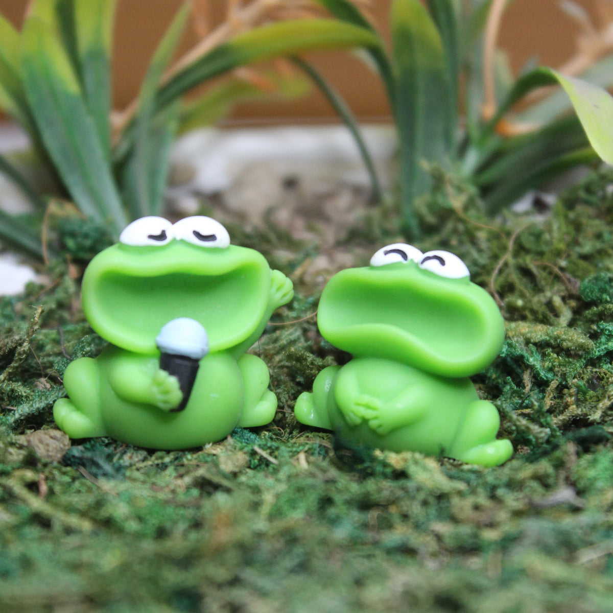 Wonderland imported miniatures ( pack of 4 ) singing frogs