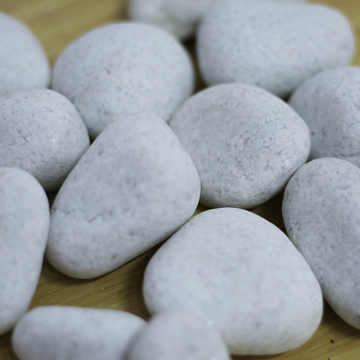 Wonderland Super white Small |Decorative Pebbles|Garden Pebbles|Colored Pebbles|Smooth pebbles|River Pebbles ( 1 kg pack )