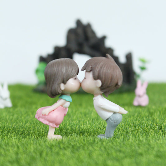 Miniature Toys : Kissing Couple (NEW)